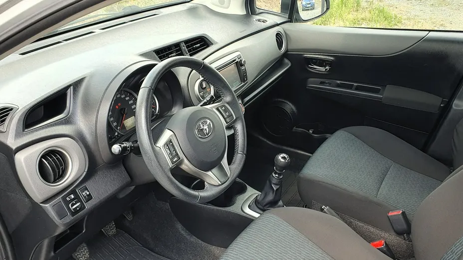 TOYOTA Yaris -