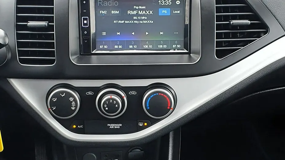 TOYOTA Yaris -
