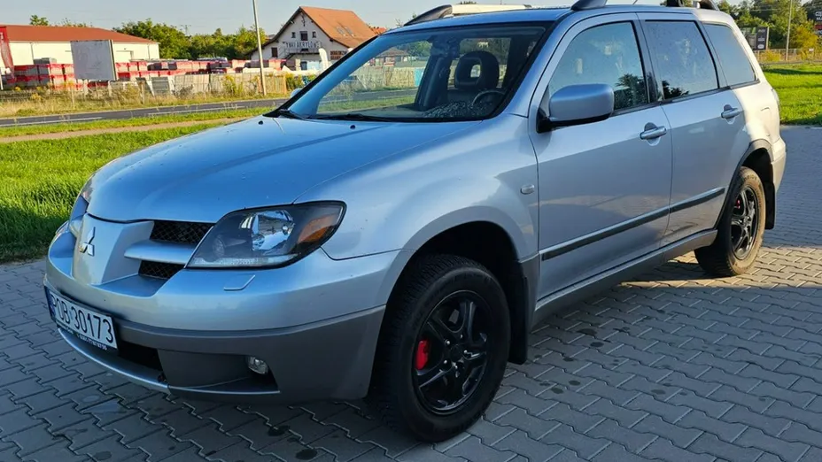 MITSUBISHI Outlander -