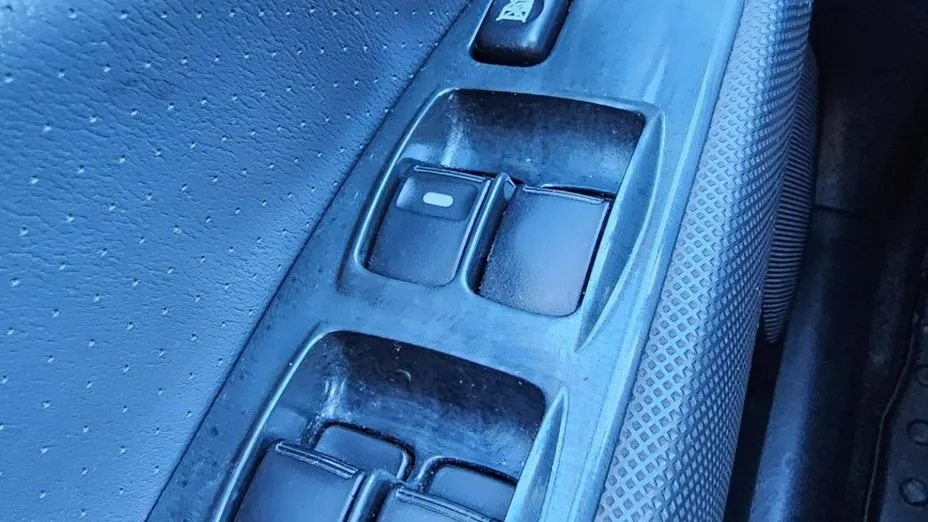 MITSUBISHI Outlander -
