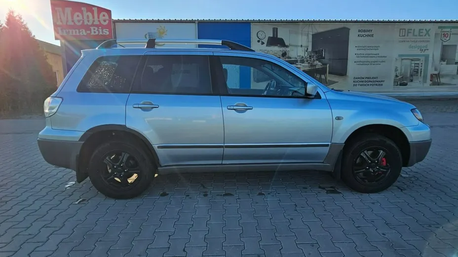 MITSUBISHI Outlander -