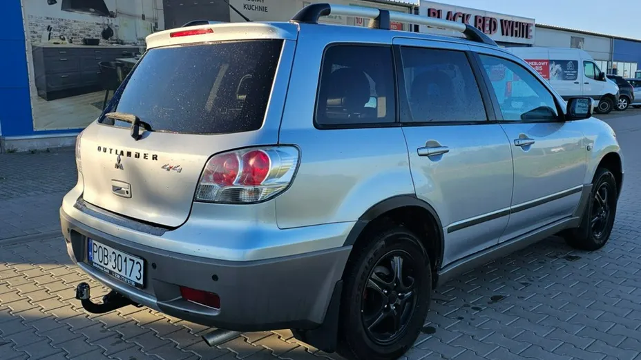 MITSUBISHI Outlander -