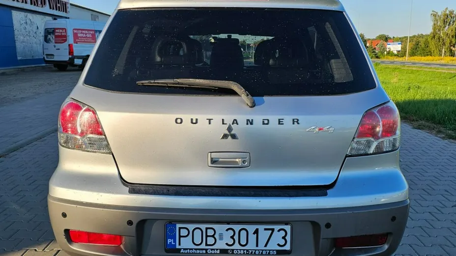 MITSUBISHI Outlander -