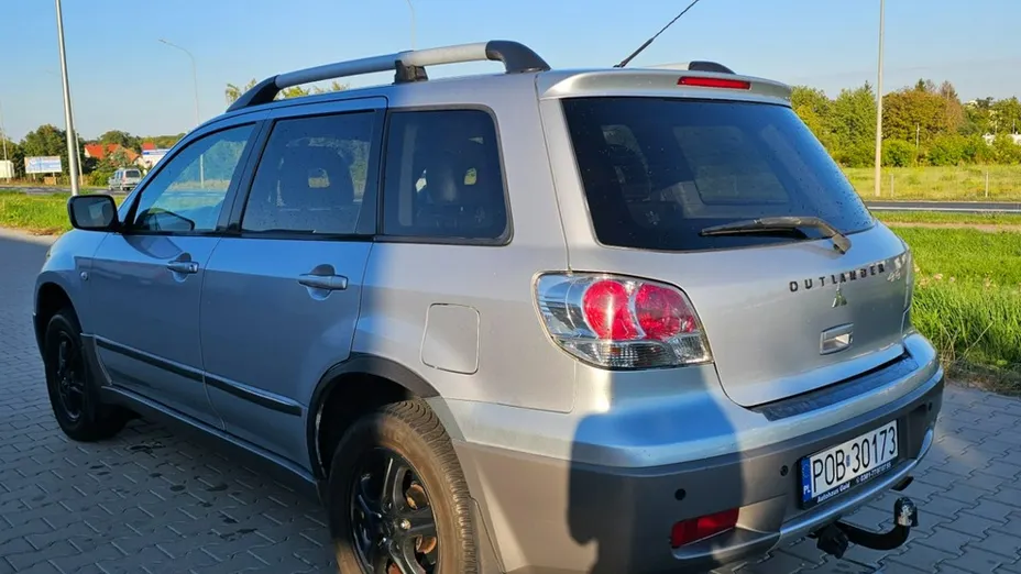 MITSUBISHI Outlander -
