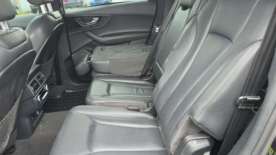 AUDI Q7 -