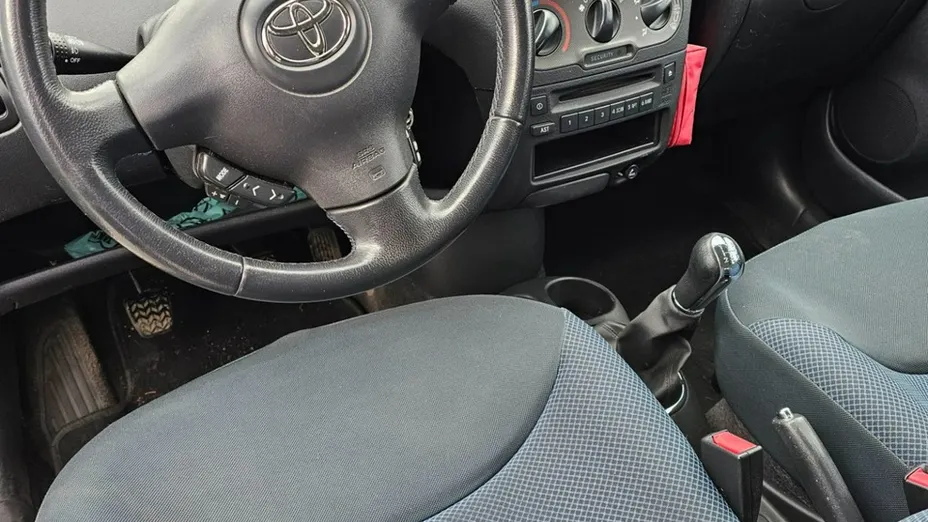 TOYOTA Yaris -