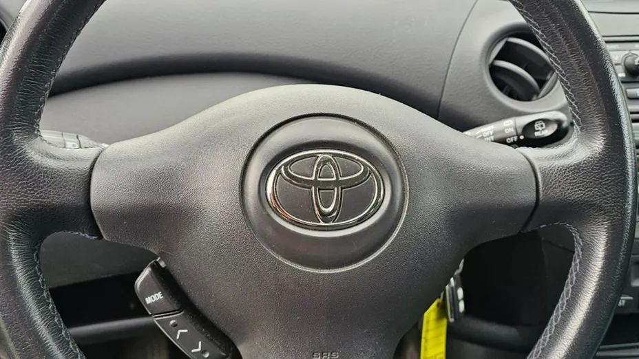 TOYOTA Yaris -