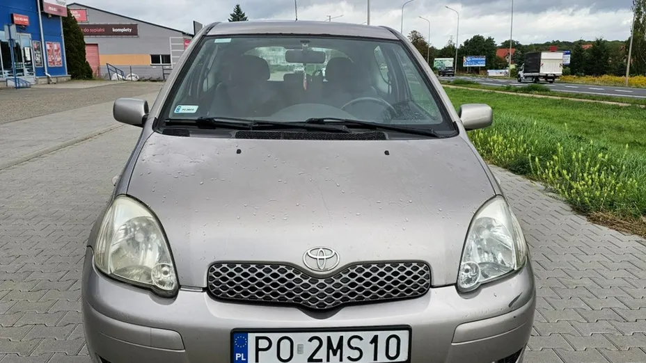 TOYOTA Yaris -