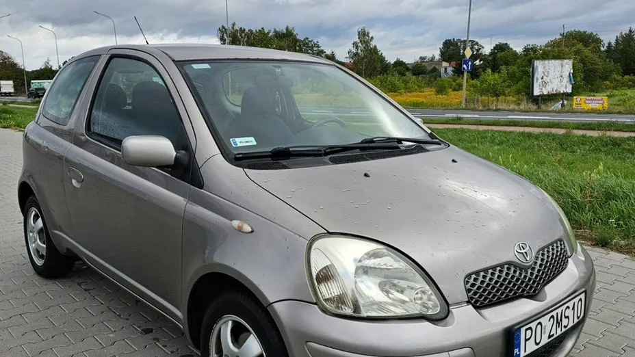 TOYOTA Yaris -