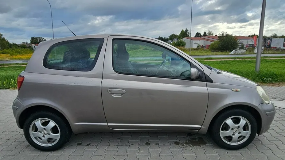TOYOTA Yaris -