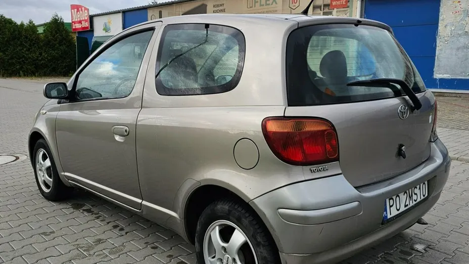 TOYOTA Yaris -