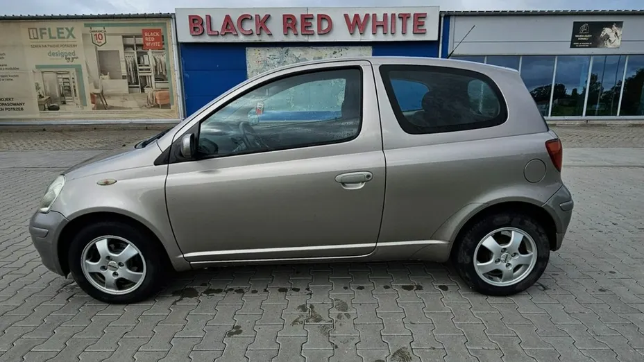 TOYOTA Yaris -