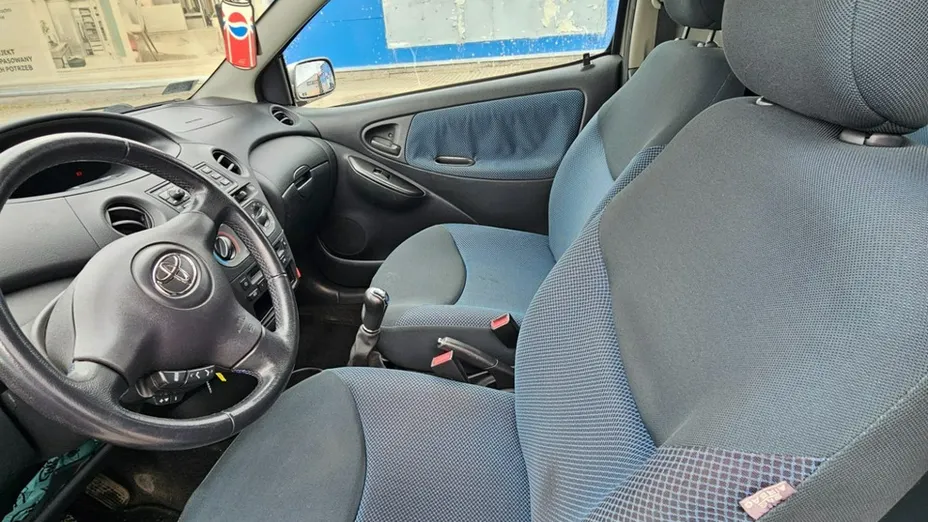TOYOTA Yaris -