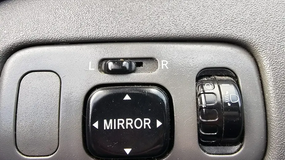 TOYOTA Yaris -