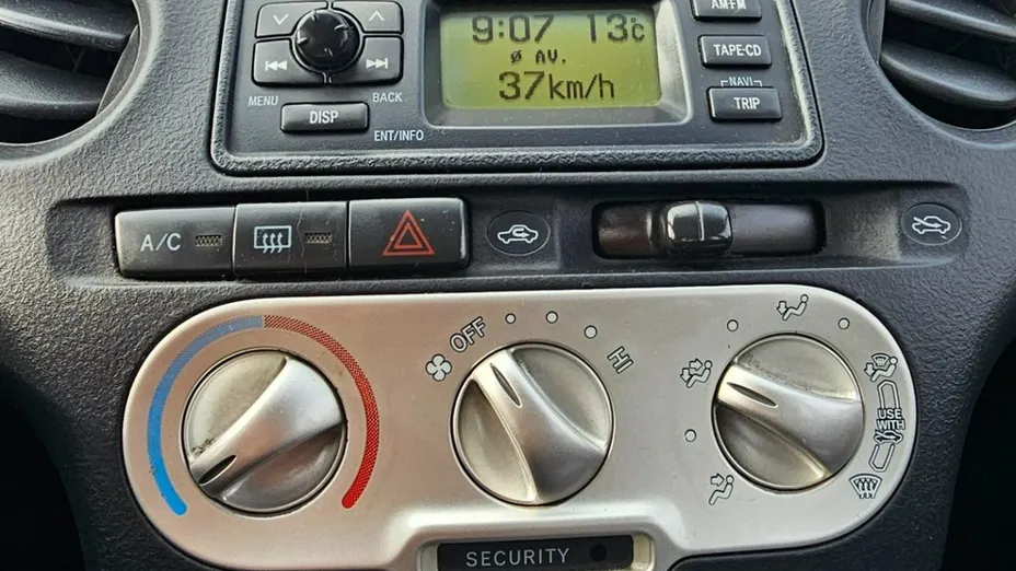 TOYOTA Yaris -