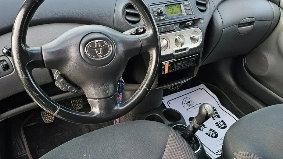 TOYOTA Yaris -