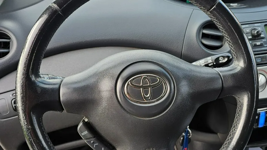 TOYOTA Yaris -
