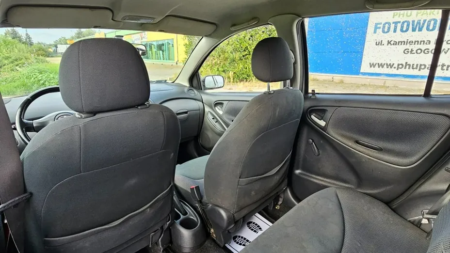 TOYOTA Yaris -