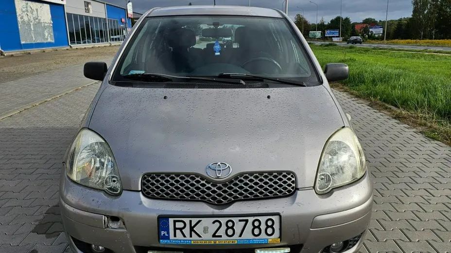 TOYOTA Yaris -