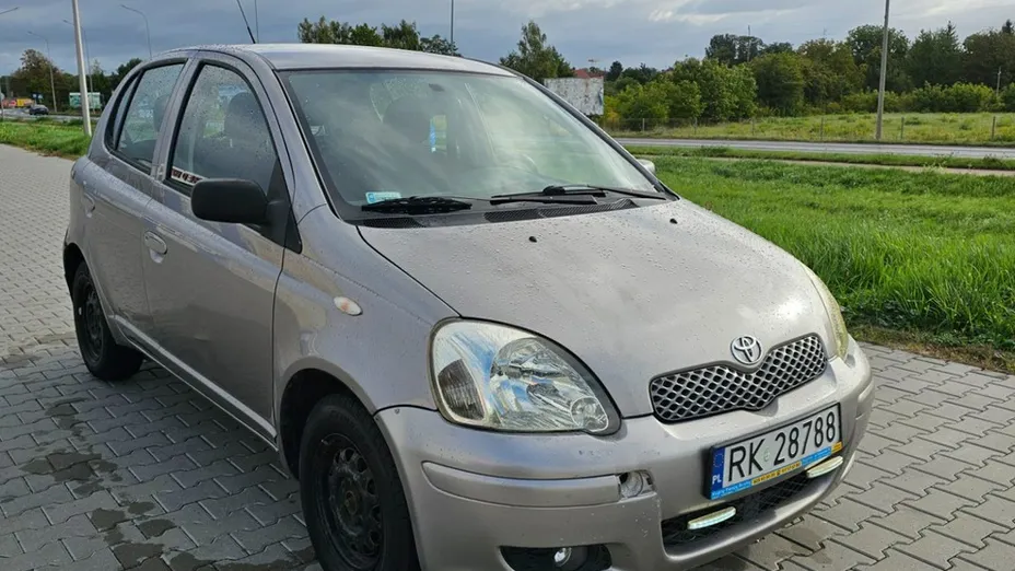 TOYOTA Yaris -