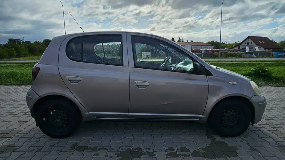 TOYOTA Yaris -