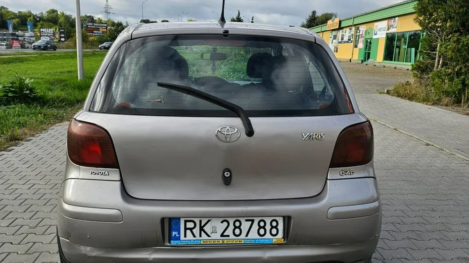 TOYOTA Yaris -