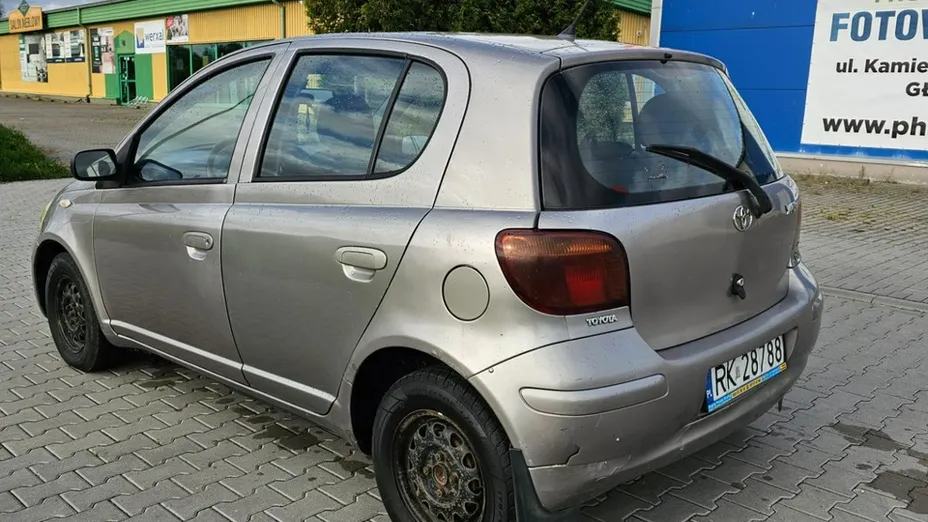 TOYOTA Yaris -