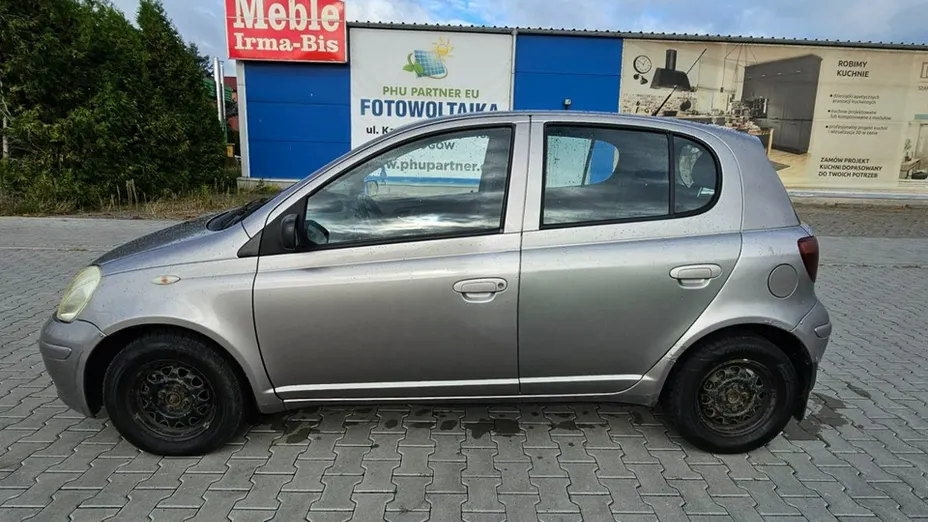 TOYOTA Yaris -
