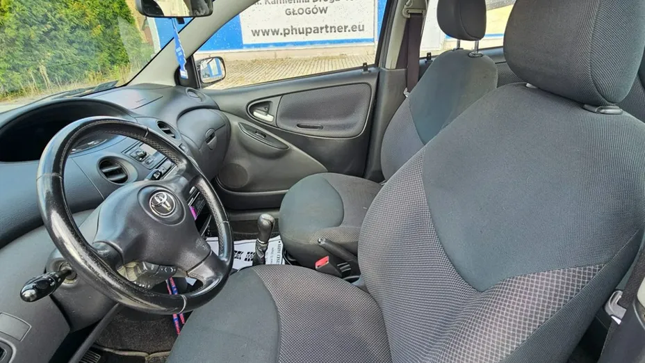 TOYOTA Yaris -