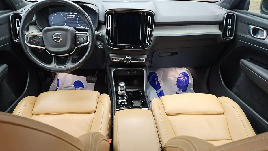 VOLVO XC40 -