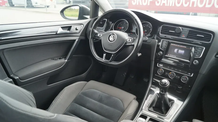 VOLKSWAGEN Golf -