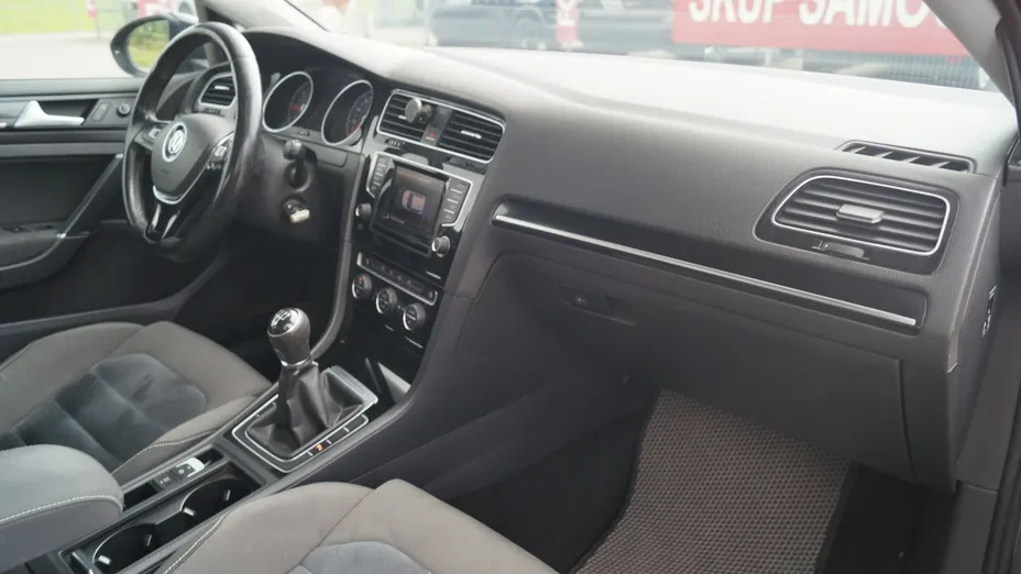 VOLKSWAGEN Golf -