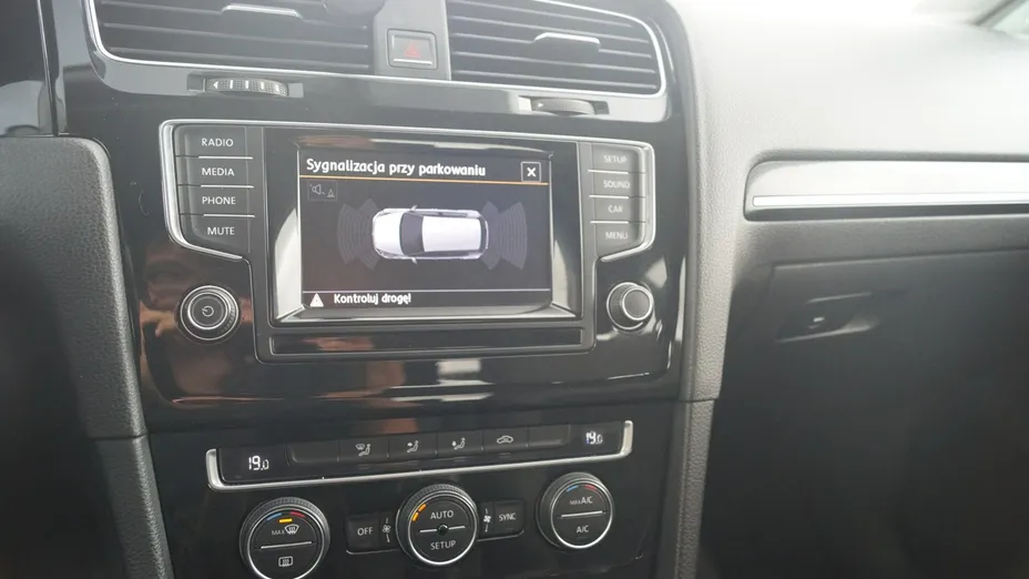 VOLKSWAGEN Golf -
