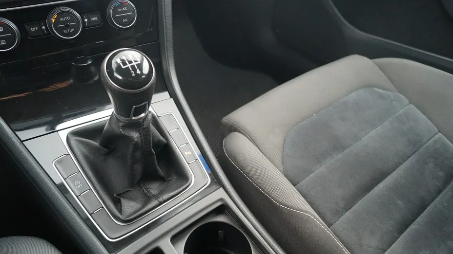 VOLKSWAGEN Golf -