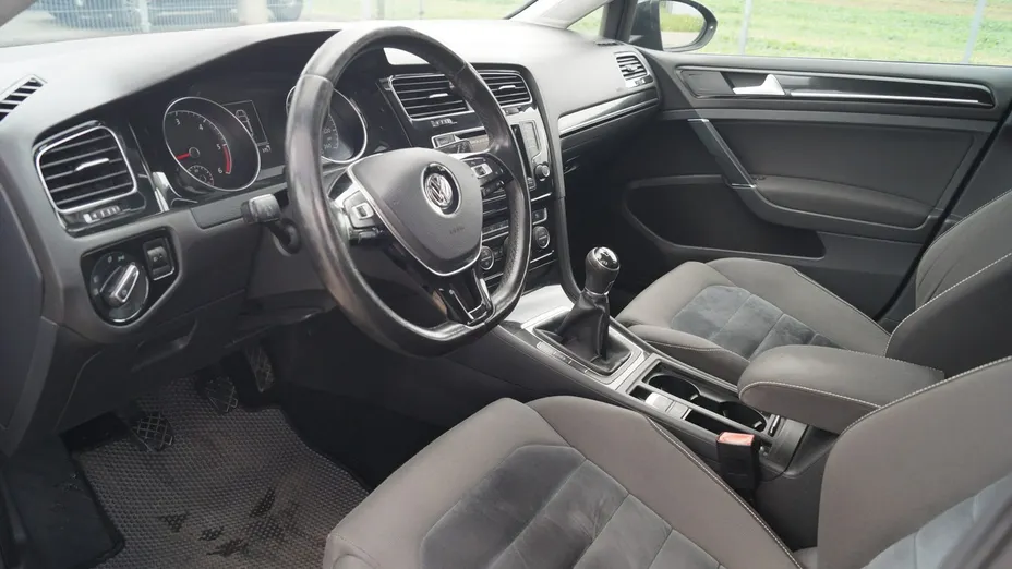 VOLKSWAGEN Golf -