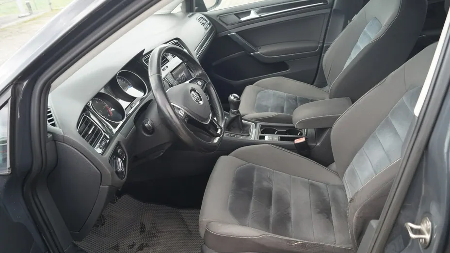 VOLKSWAGEN Golf -