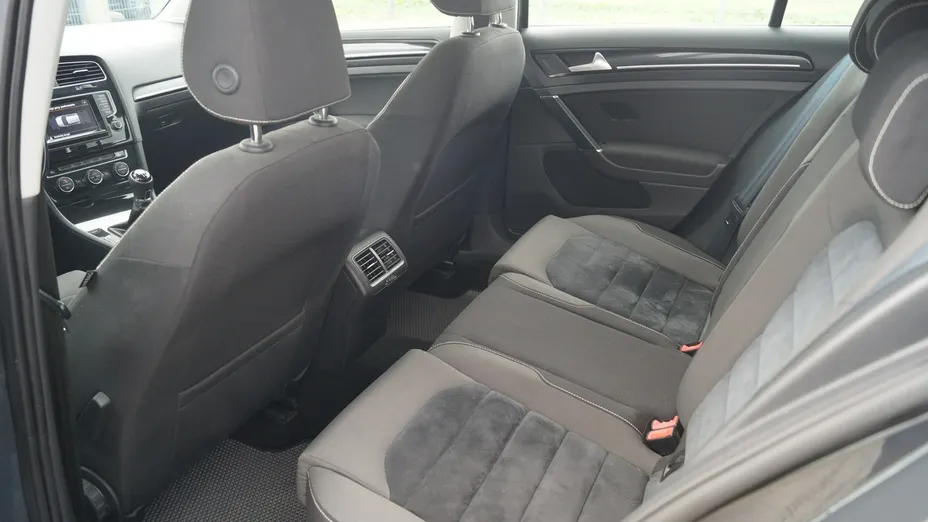 VOLKSWAGEN Golf -