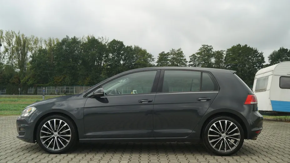 VOLKSWAGEN Golf -