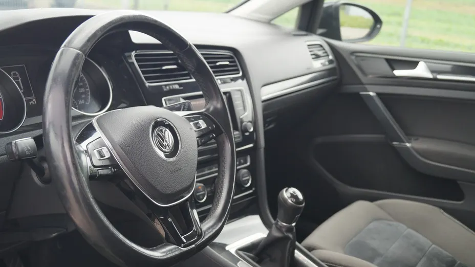 VOLKSWAGEN Golf -