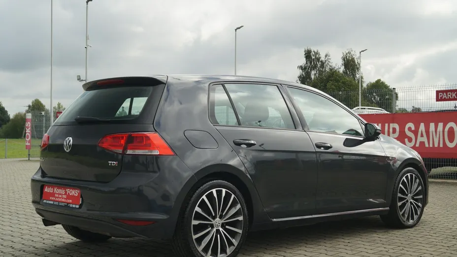 VOLKSWAGEN Golf -