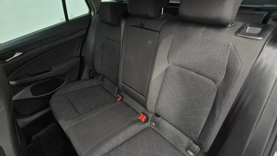 VOLKSWAGEN Golf -