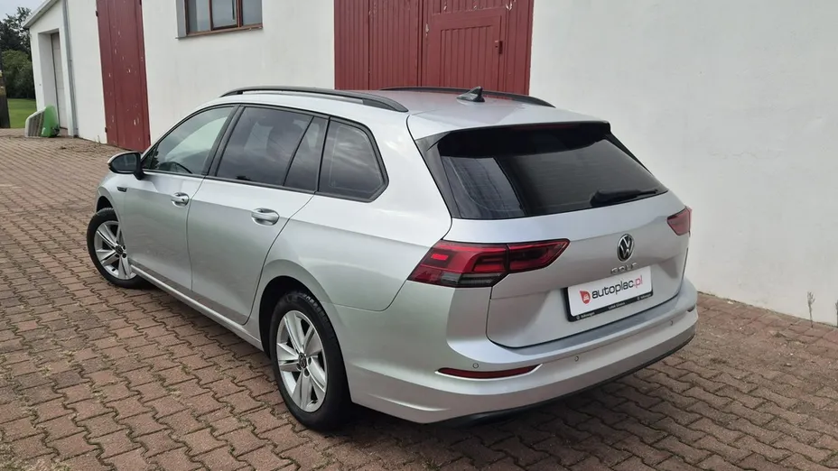VOLKSWAGEN Golf -