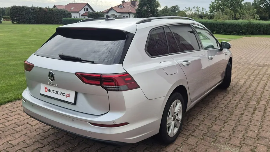 VOLKSWAGEN Golf -