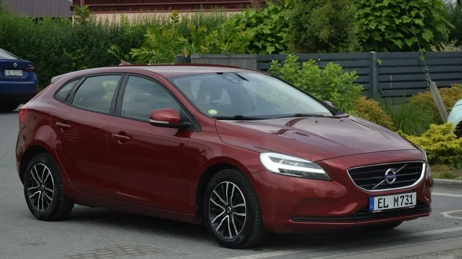 VOLVO V40 -