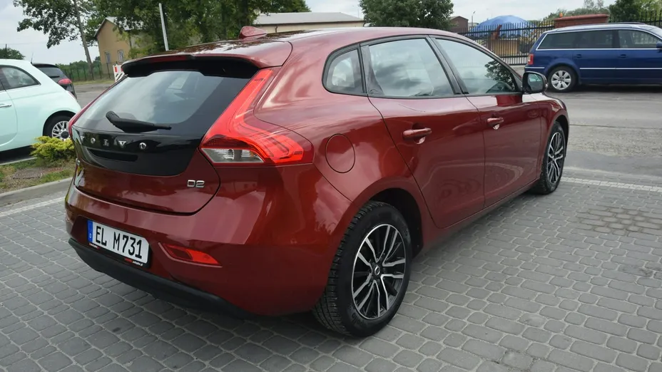 VOLVO V40 -