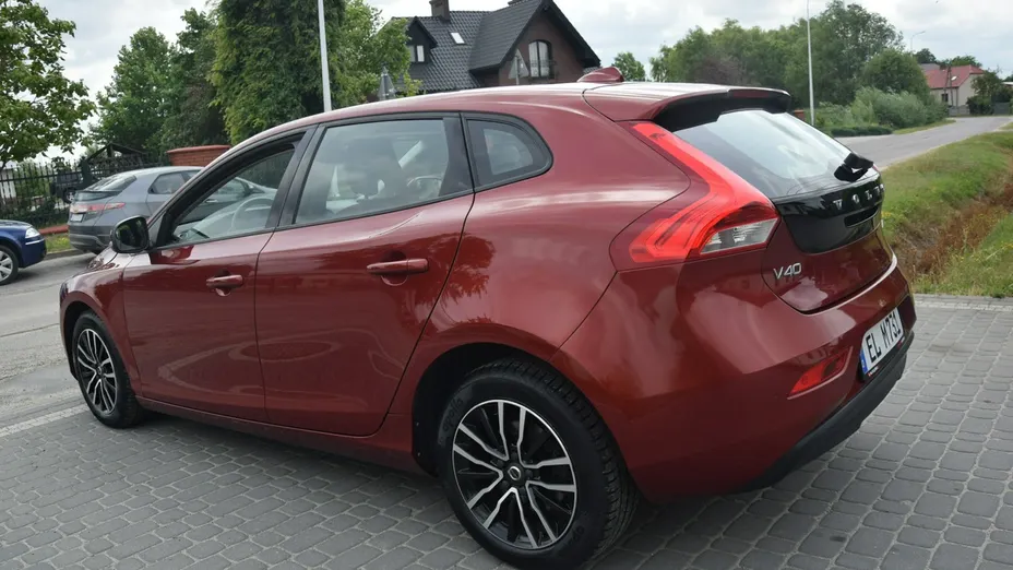 VOLVO V40 -