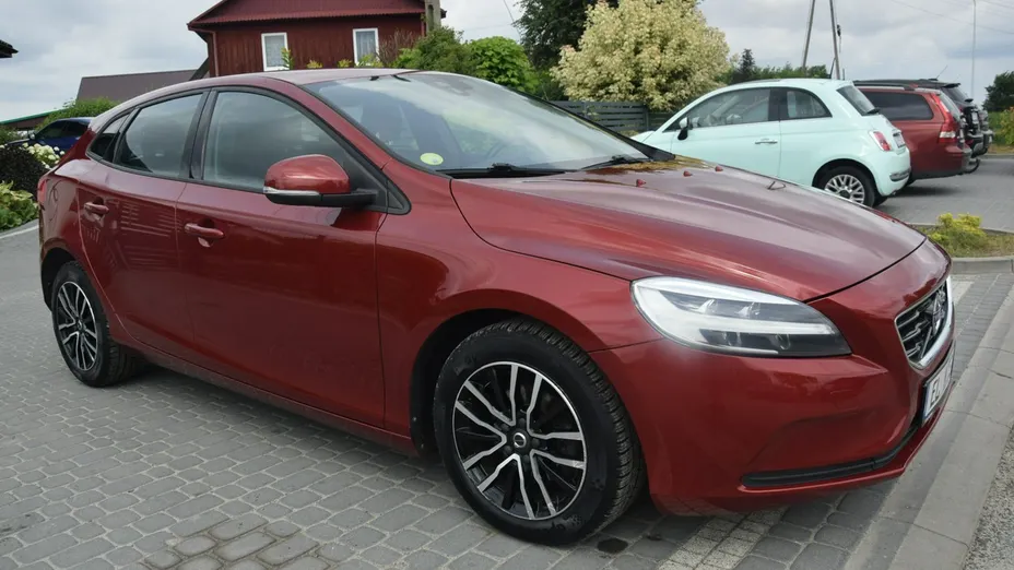 VOLVO V40 -