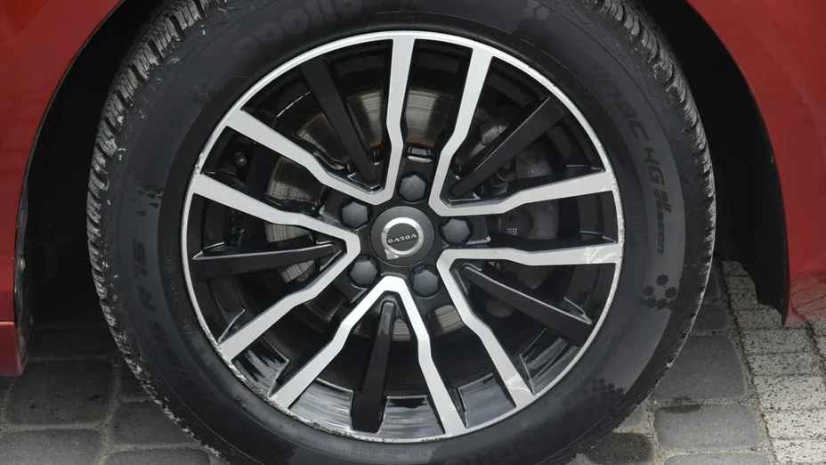 VOLVO V40 -