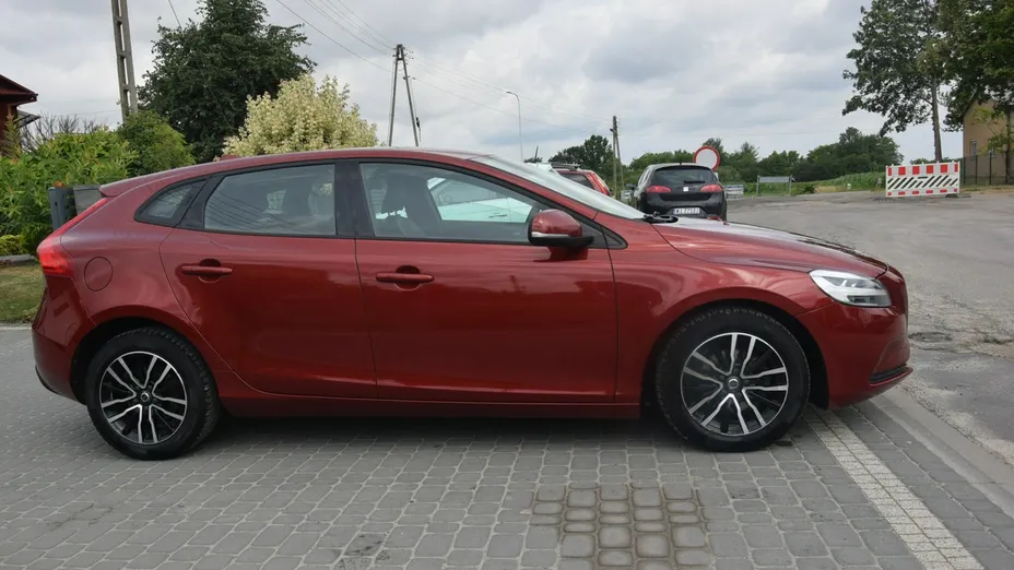 VOLVO V40 -