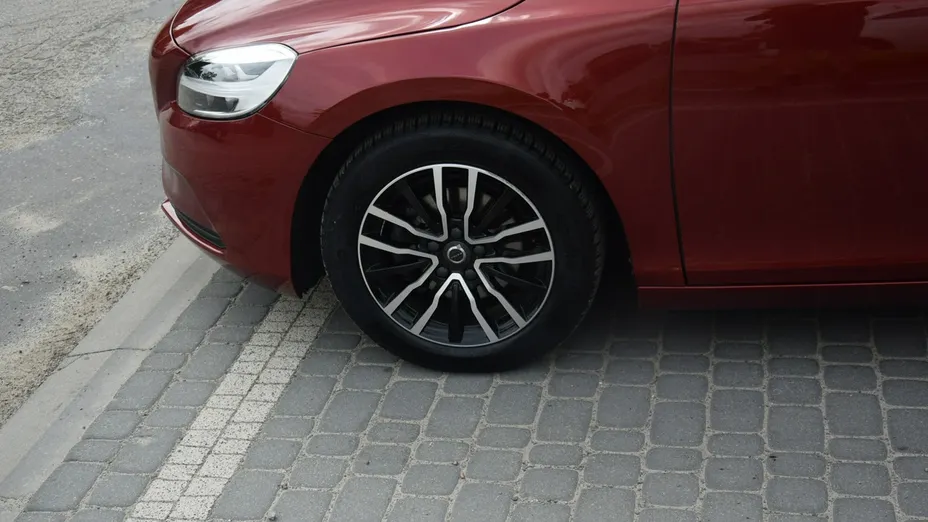 VOLVO V40 -